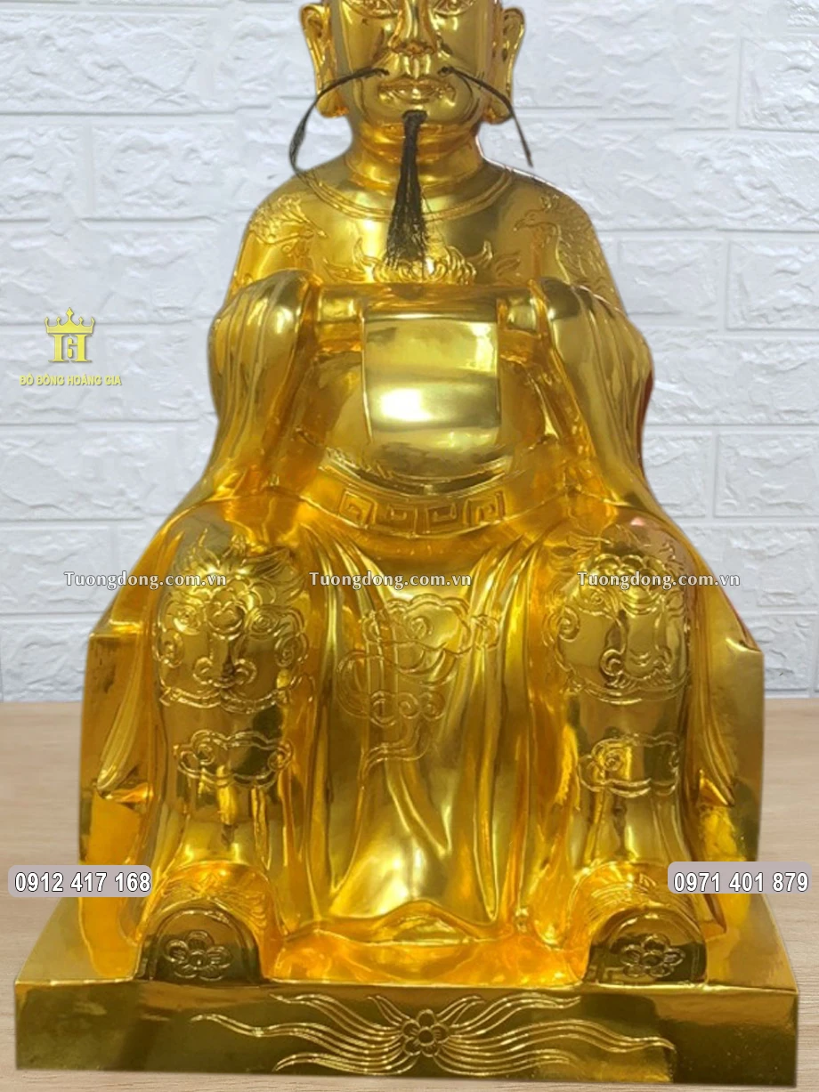 Ngài được đúc theo thế ngồi uy nghiêm